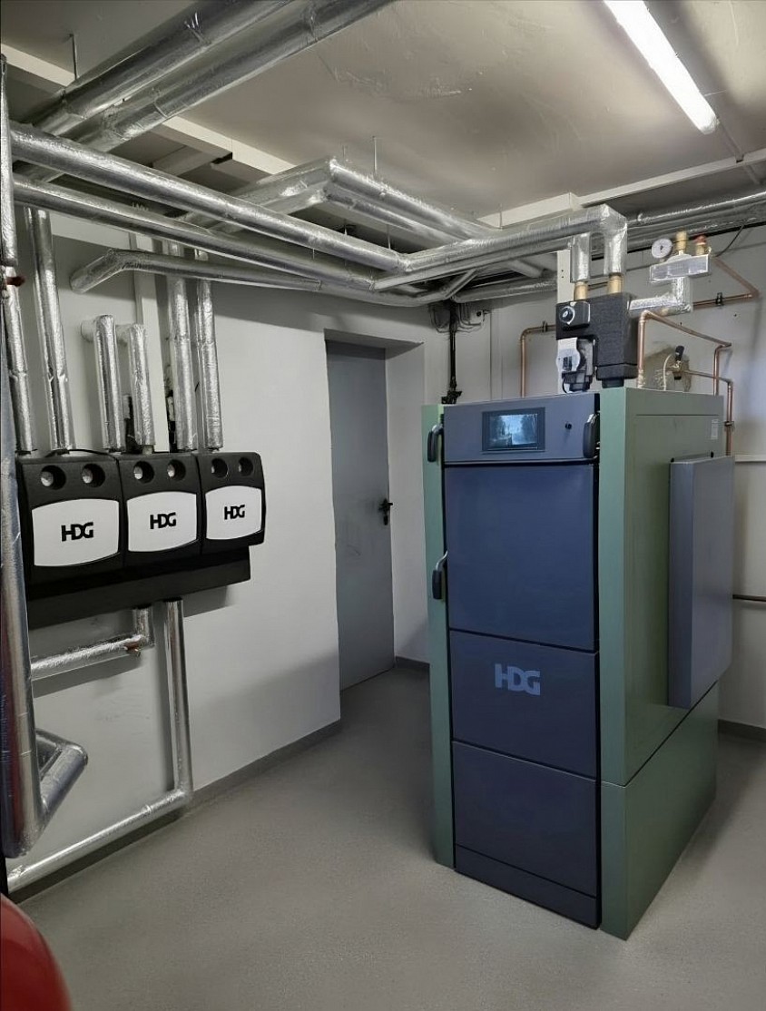Top Anlage von HDG Bavaria: Scheitholzkessel, mit Speicher und Warmwasser Wärmepumpe. Eine hocheffiziente Lösung für unseren Kunden.